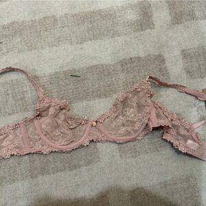 SKIMS Lace Bra in Soft Pink. 36B